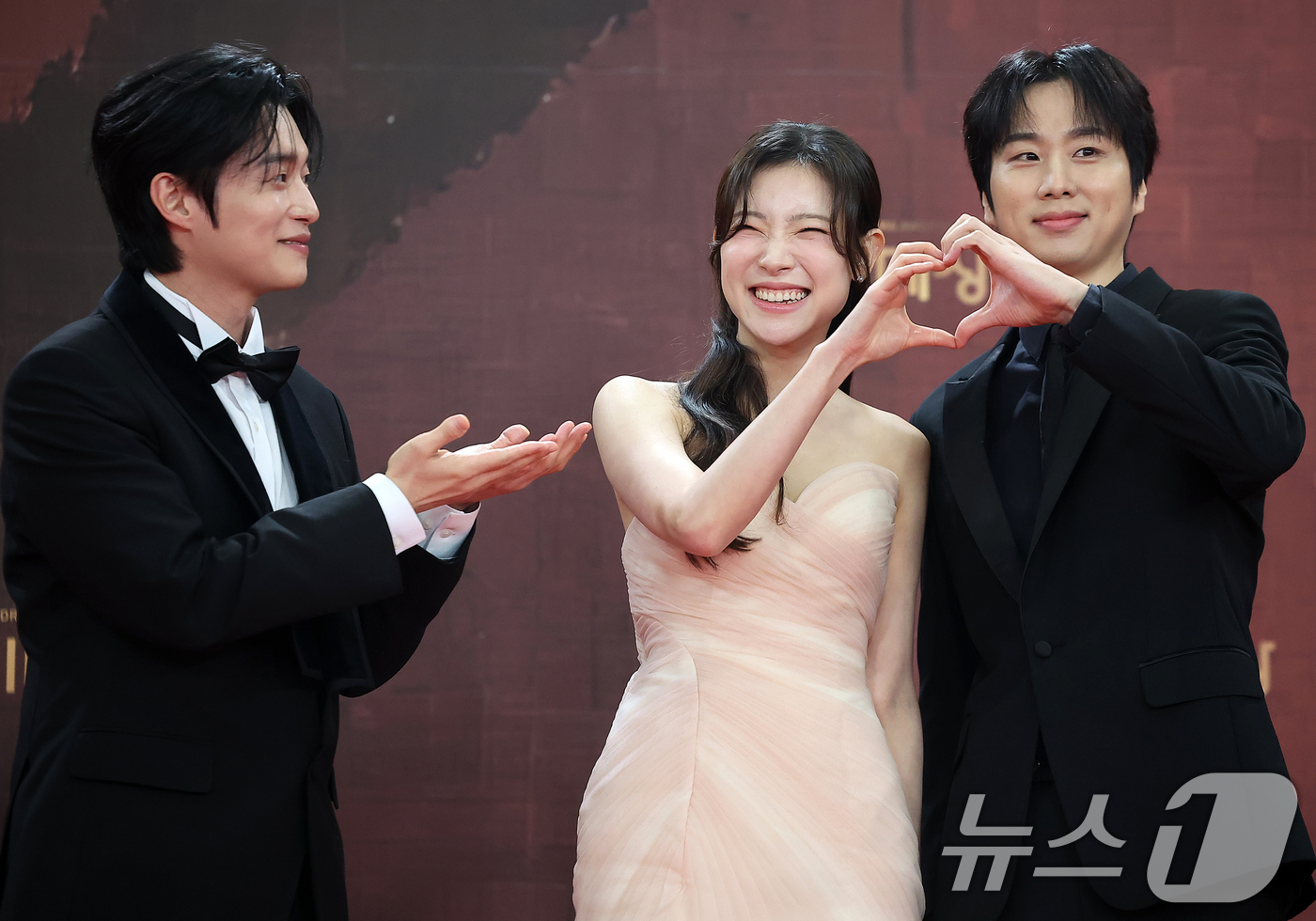 (서울=뉴스1) 김진환 기자 = 배우 양대혁(왼쪽부터), 김이영, 문동혁이 31일 오후 서울 영등포구 KBS 신관에서 진행된 ‘2025 KBS 연기대상’ 레드카펫 행사에 참석해 포 …