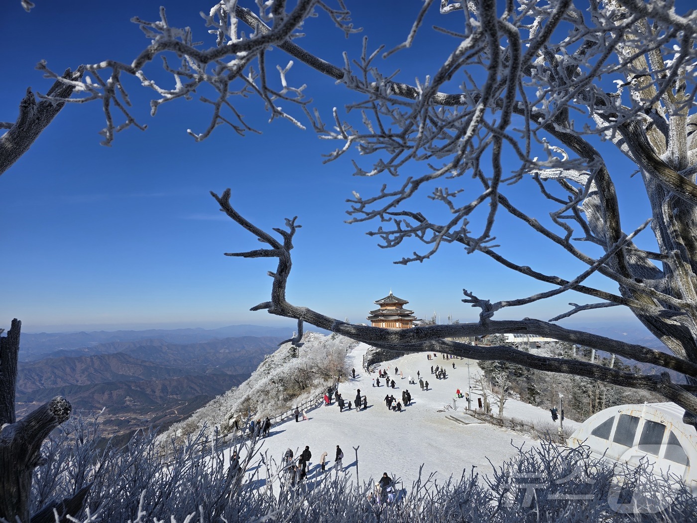 (무주=뉴스1) = 31일 오후 전북 무주군 덕유산에 눈이 쌓인 가운데 향적봉에서 보이는 상제루 쉼터.(덕유산국립공원사무소 제공. 재판매 및 DB금지) 2025.12.31/뉴스1