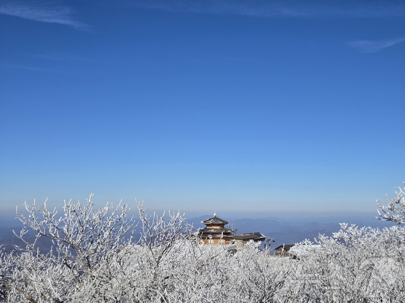 (무주=뉴스1) 장수인 기자 = 31일 오후 전북 무주군 덕유산에 눈이 쌓인 가운데 향적봉에서 보이는 상제루 쉼터.(덕유산국립공원사무소 제공. 재판매 및 DB금지) 2025.12. …
