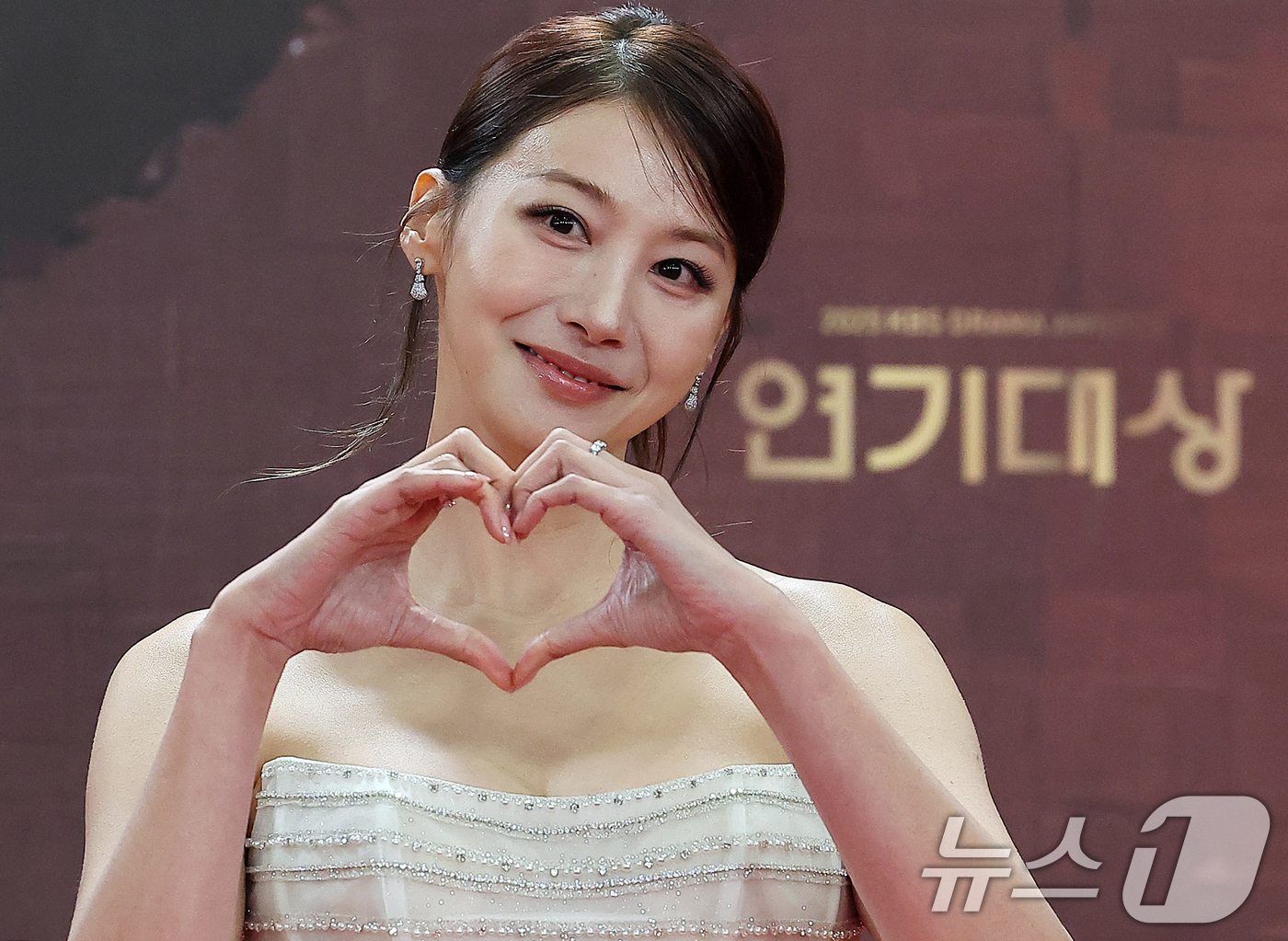 (서울=뉴스1) 김진환 기자 = 배우 유인영이 31일 오후 서울 영등포구 KBS 신관에서 진행된 ‘2025 KBS 연기대상’ 레드카펫 행사에 참석해 포즈를 취하고 있다. 2025. …