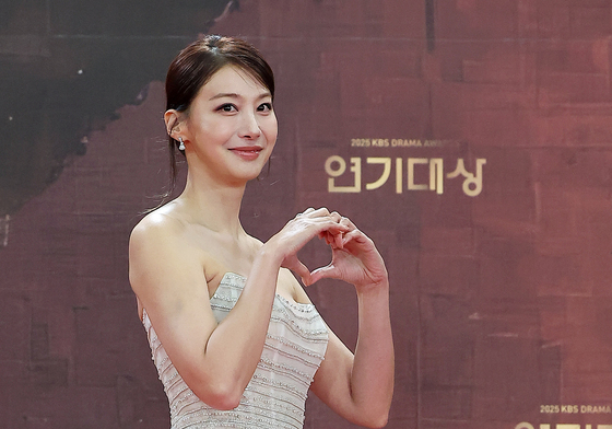 유인영, 눈부신 드레스