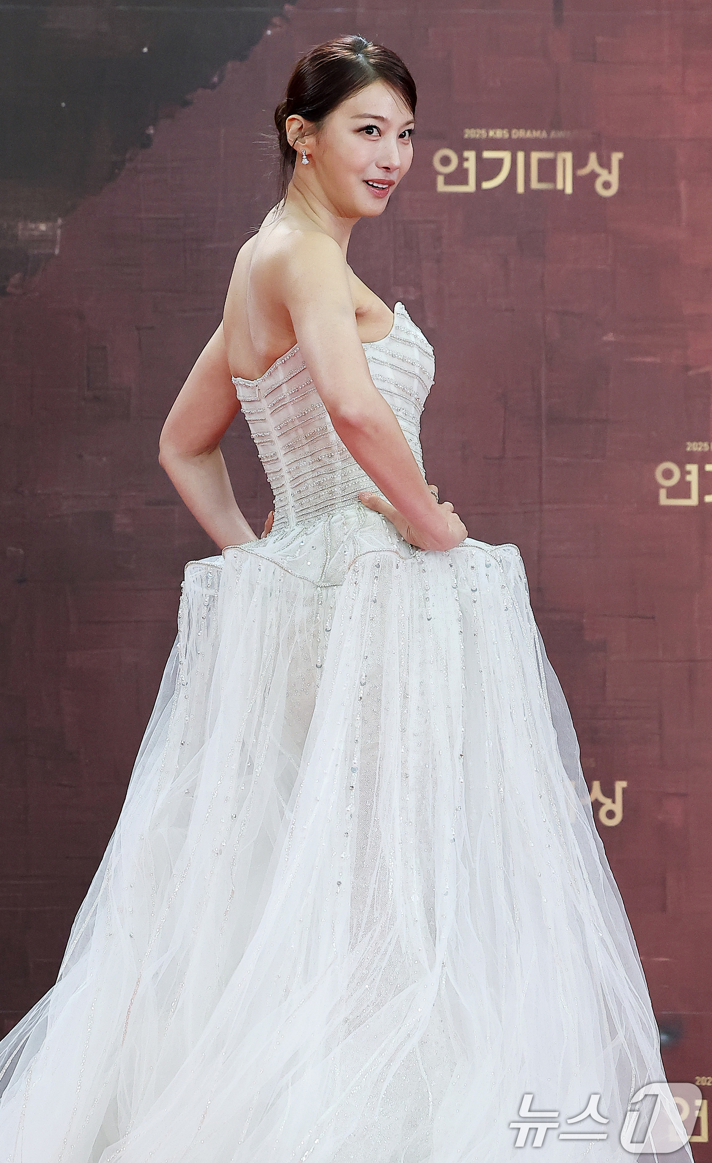 (서울=뉴스1) 김진환 기자 = 배우 유인영이 31일 오후 서울 영등포구 KBS 신관에서 진행된 ‘2025 KBS 연기대상’ 레드카펫 행사에 참석해 포즈를 취하고 있다. 2025. …