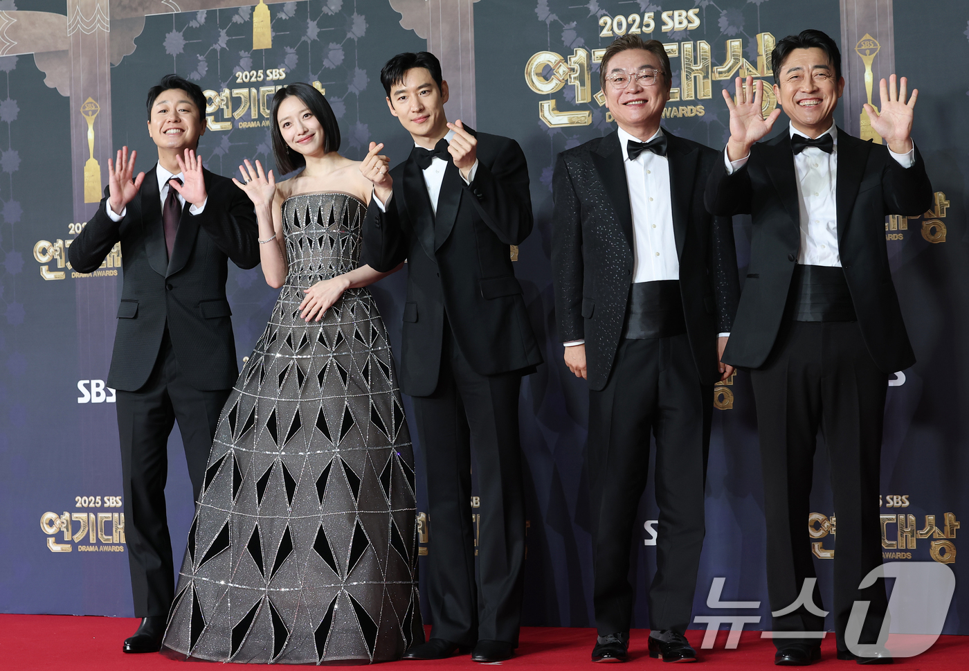 (서울=뉴스1) 권현진 기자 = 배우 배유람(왼쪽부터)과 표예진, 이제훈, 김의성, 장혁진이 31일 서울 마포구 SBS프리즘타워에서 열린 ‘2025 SBS 연기대상’ 레드카펫 행사 …