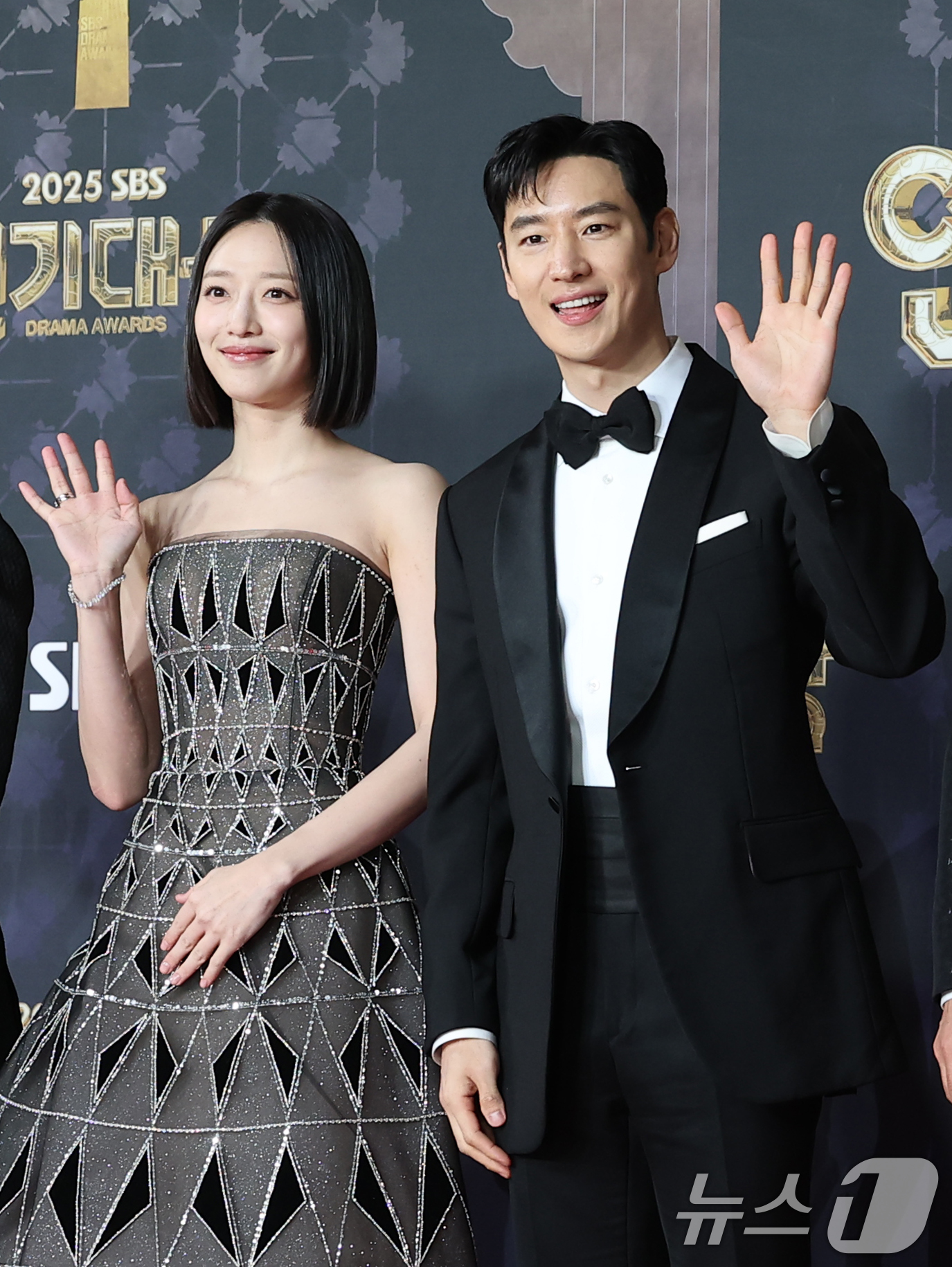 (서울=뉴스1) 권현진 기자 = 배우 표예진과 이제훈(오른쪽)이 31일 서울 마포구 SBS프리즘타워에서 열린 ‘2025 SBS 연기대상’ 레드카펫 행 사에 참석해 포즈를 취하고 있 …