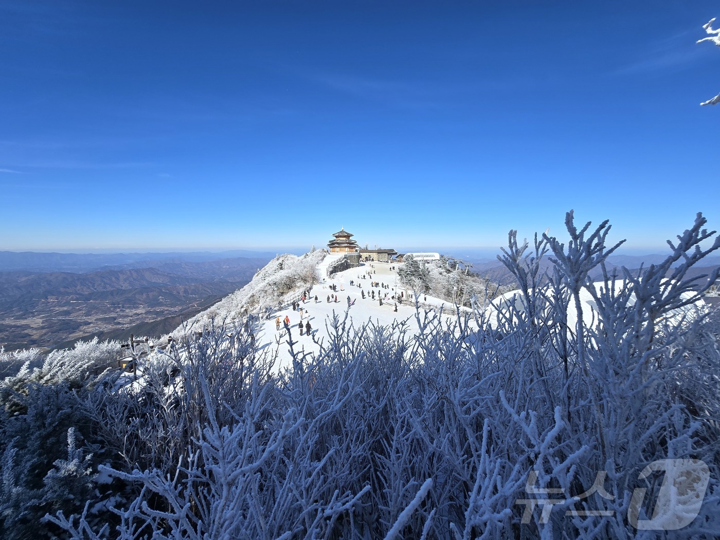 (무주=뉴스1) 장수인 기자 = 31일 오후 전북 무주군 덕유산에 눈이 쌓인 가운데 향적봉에서 보이는 상제루 쉼터.(덕유산국립공원사무소 제공. 재판매 및 DB금지) 2025.12. …