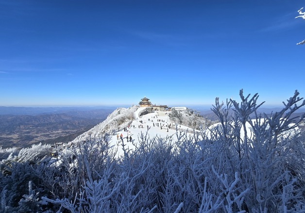 덕유산 상고대 사이로 솟은 상제루 쉼터