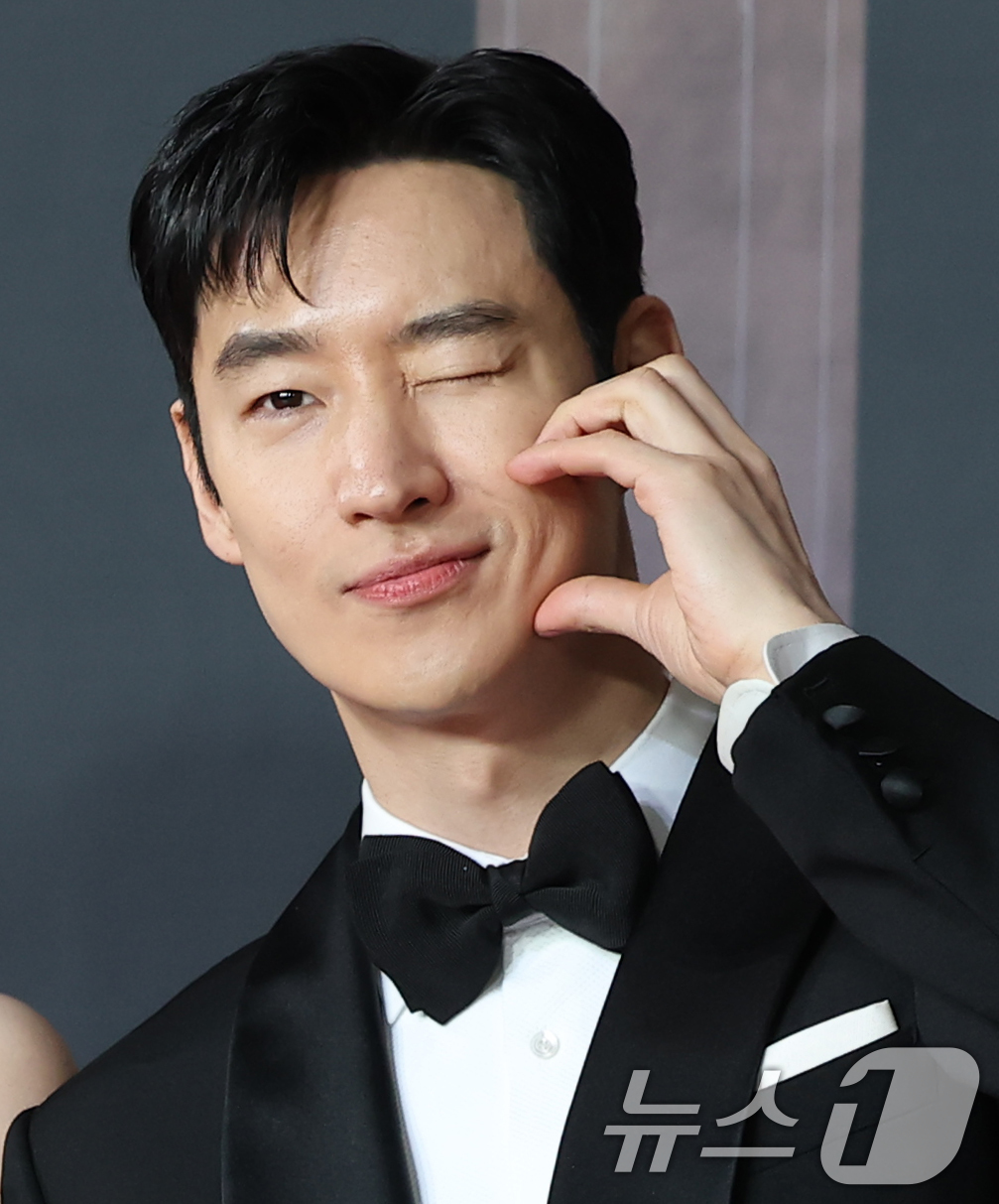 (서울=뉴스1) 권현진 기자 = 배우 이제훈이 31일 서울 마포구 SBS프리즘타워에서 열린 ‘2025 SBS 연기대상’ 레드카펫 행사에 참석해 포즈를 취하고 있다. 2025.12. …