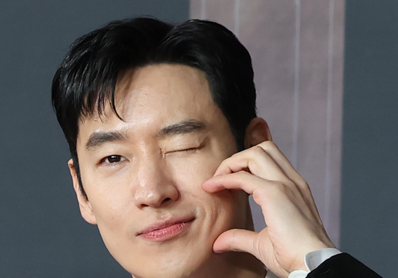 이제훈, 대상 후보의 윙크 플러팅