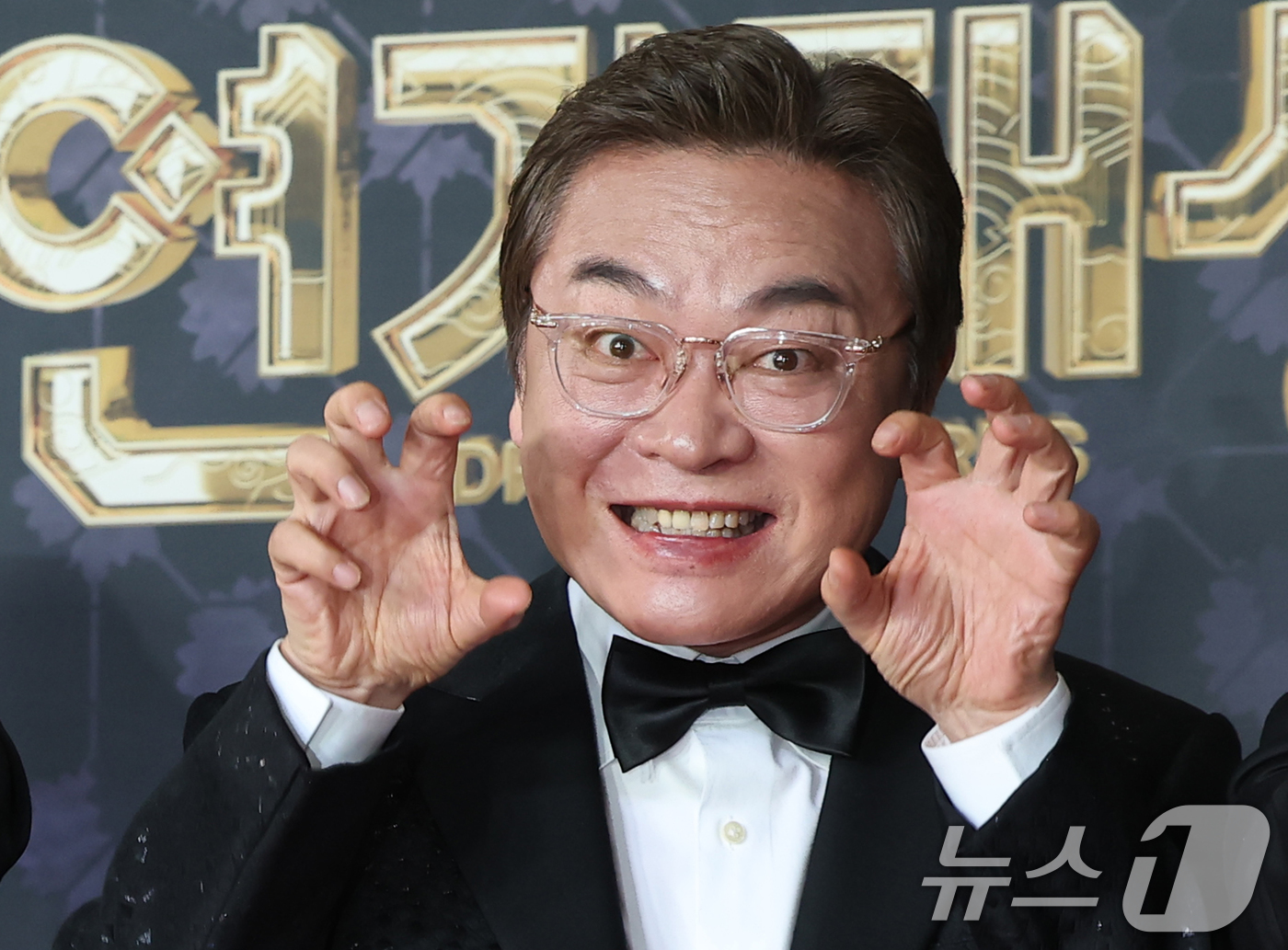 (서울=뉴스1) 권현진 기자 = 배우 김의성이 31일 서울 마포구 SBS프리즘타워에서 열린 ‘2025 SBS 연기대상’ 레드카펫 행사에 참석해 포즈를 취하고 있다. 2025.12. …