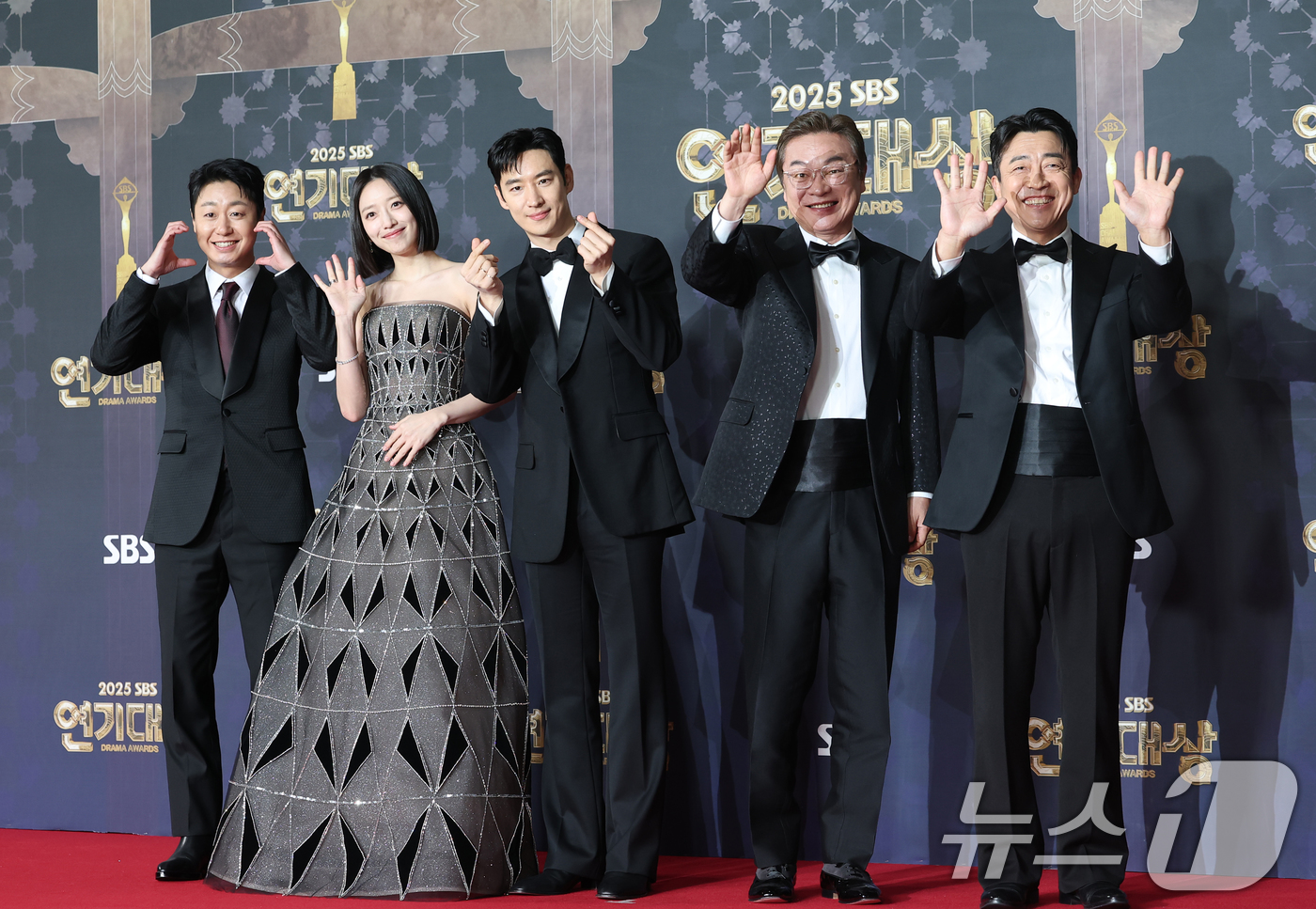 (서울=뉴스1) 권현진 기자 = 배우 배유람(왼쪽부터)과 표예진, 이제훈, 김의성, 장혁진이 31일 서울 마포구 SBS프리즘타워에서 열린 ‘2025 SBS 연기대상’ 레드카펫 행사 …