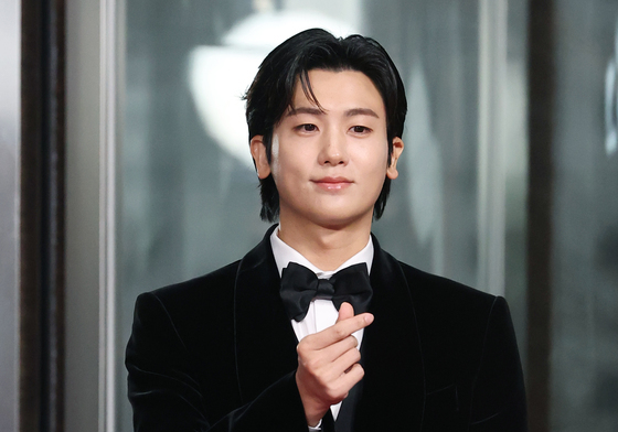 박형식, 무심한듯 시크하게