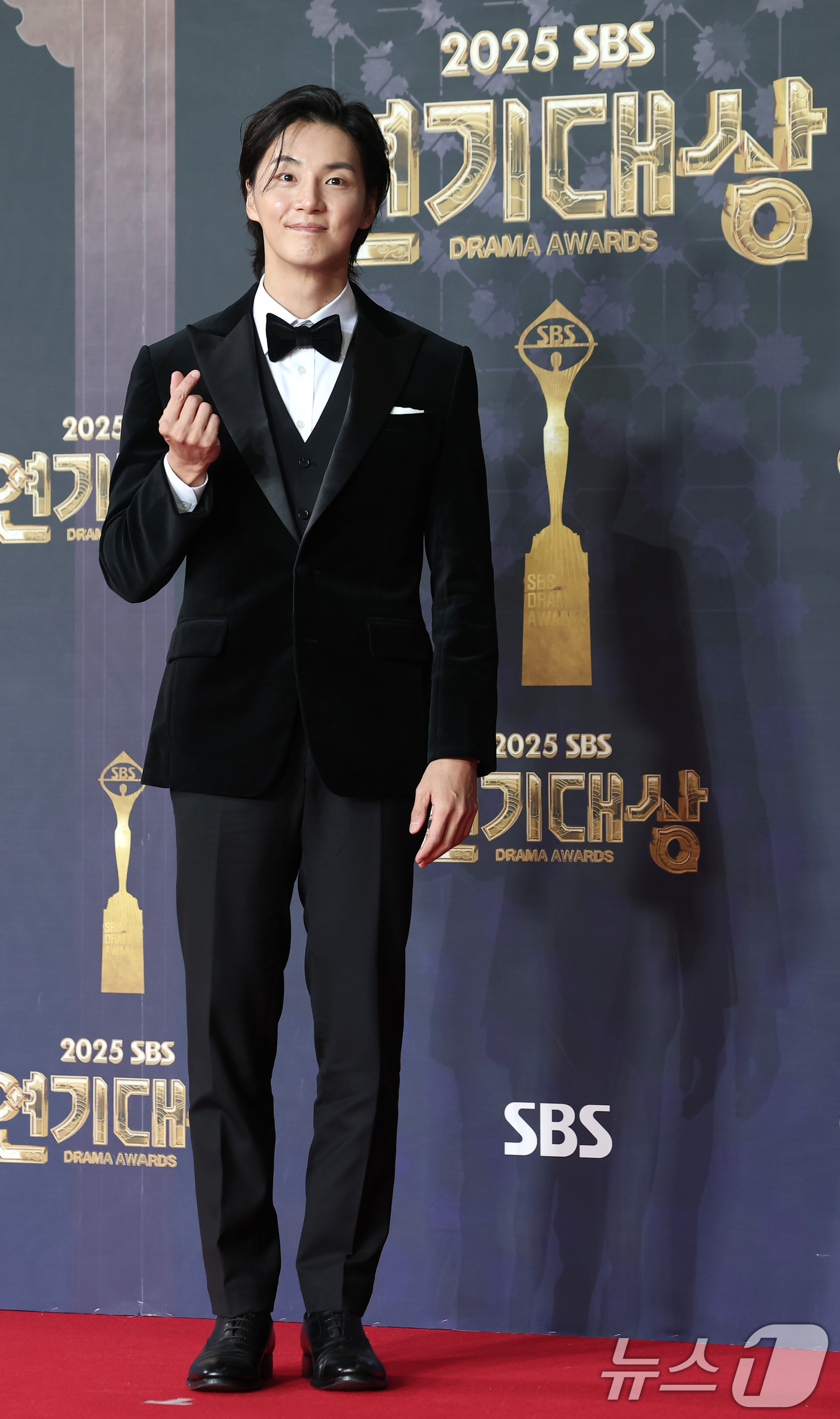 (서울=뉴스1) 권현진 기자 = 배우 윤시윤이 31일 서울 마포구 SBS프리즘타워에서 열린 ‘2025 SBS 연기대상’ 레드카펫 행사에 참석해 포즈를 취하고 있다. 2025.12. …