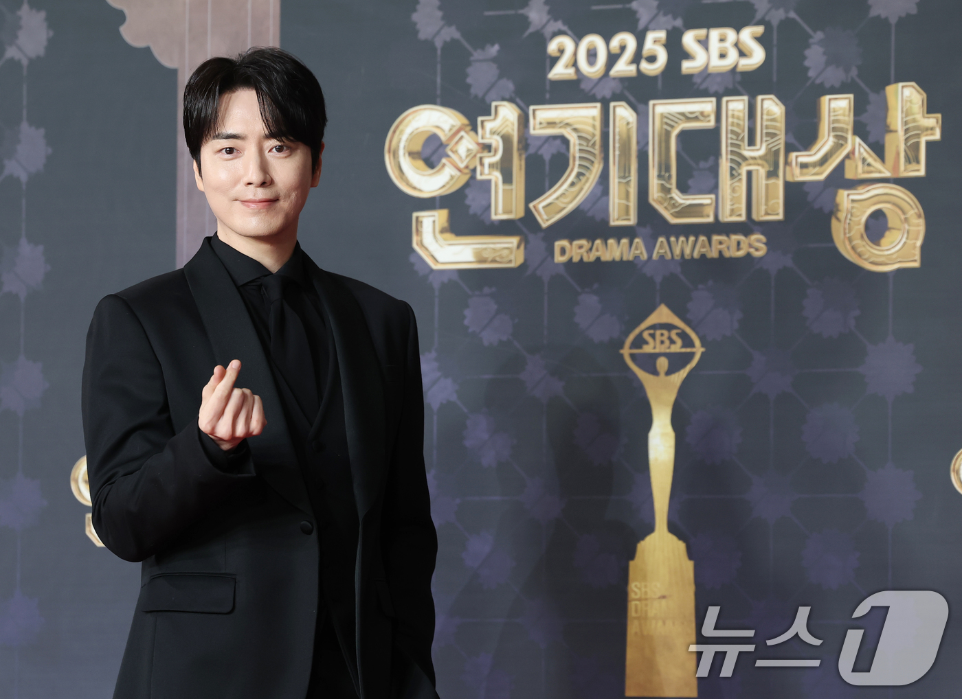 (서울=뉴스1) 권현진 기자 = 배우 이준혁이 31일 서울 마포구 SBS프리즘타워에서 열린 ‘2025 SBS 연기대상’ 레드카펫 행사에 참석해 포즈를 취하고 있다. 2025.12. …