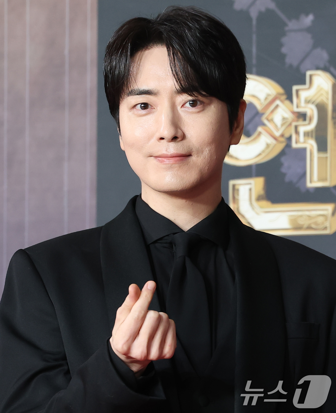 (서울=뉴스1) 권현진 기자 = 배우 이준혁이 31일 서울 마포구 SBS프리즘타워에서 열린 ‘2025 SBS 연기대상’ 레드카펫 행사에 참석해 포즈를 취하고 있다. 2025.12. …