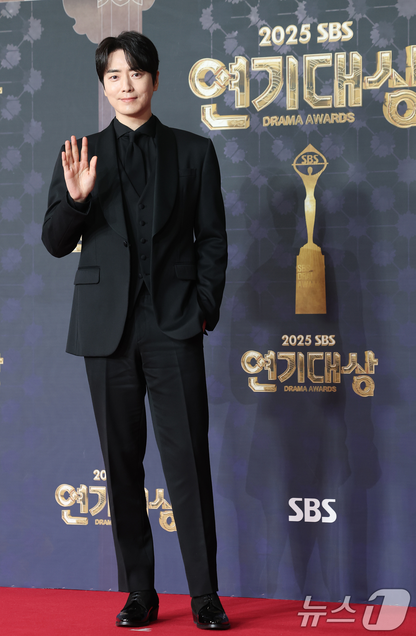 (서울=뉴스1) 권현진 기자 = 배우 이준혁이 31일 서울 마포구 SBS프리즘타워에서 열린 ‘2025 SBS 연기대상’ 레드카펫 행사에 참석해 포즈를 취하고 있다. 2025.12. …