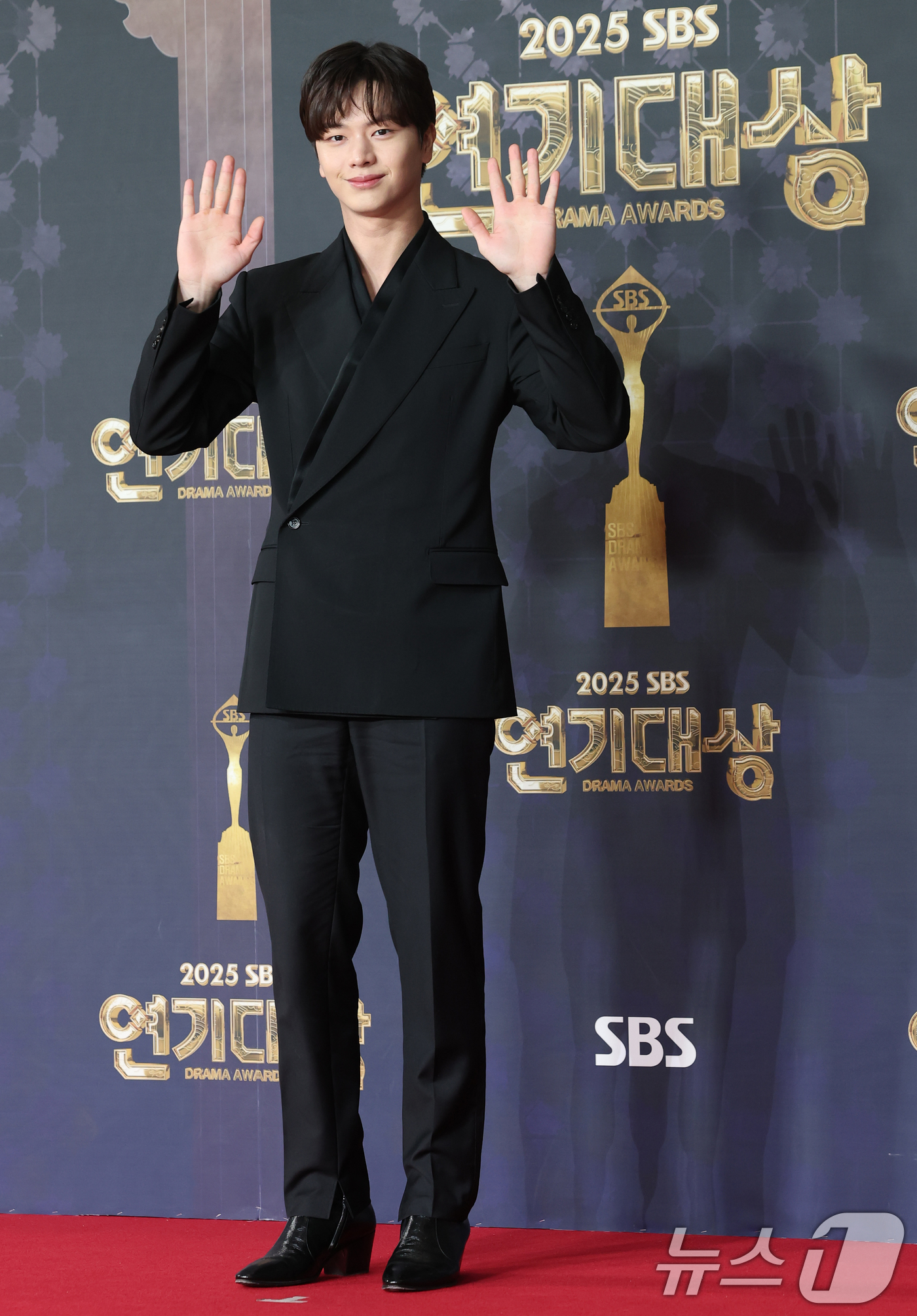 (서울=뉴스1) 권현진 기자 = 배우 육성재가 31일 서울 마포구 SBS프리즘타워에서 열린 ‘2025 SBS 연기대상’ 레드카펫 행사에 참석해 포즈를 취하고 있다. 2025.12. …