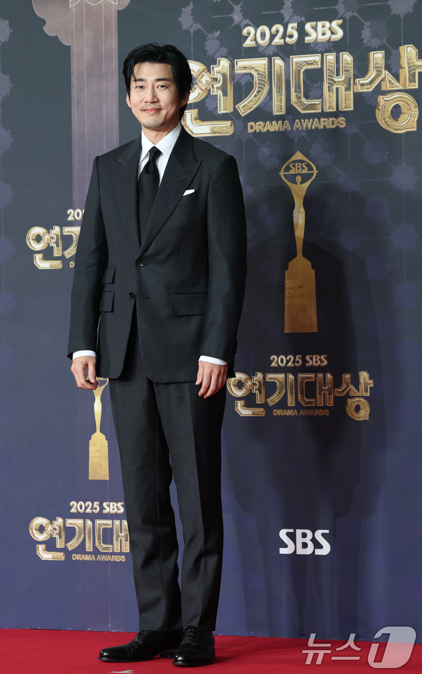 (서울=뉴스1) 권현진 기자 = 배우 윤계상이 31일 서울 마포구 SBS프리즘타워에서 열린 ‘2025 SBS 연기대상’ 레드카펫 행사에 참석해 포즈를 취하고 있다. 2025.12. …
