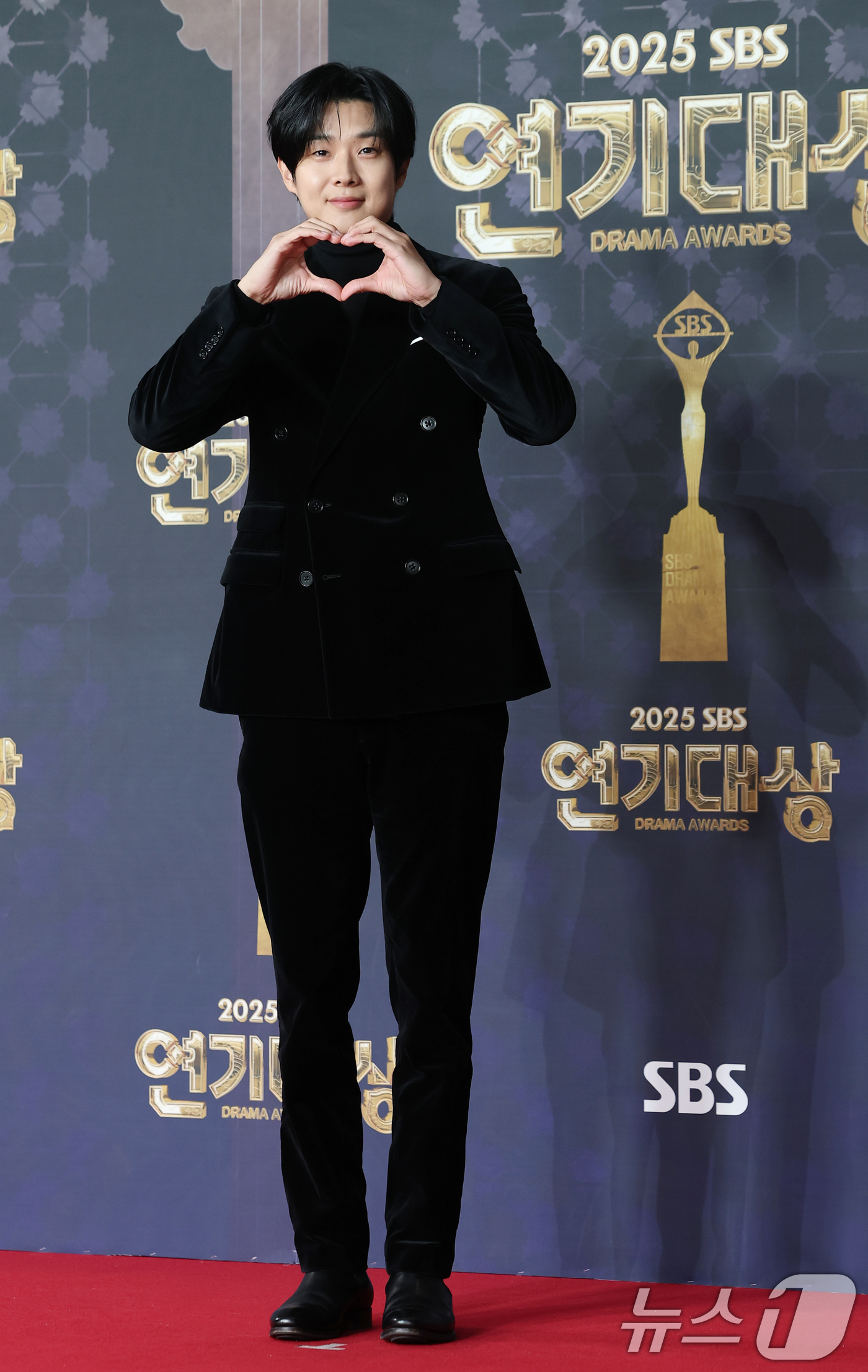 (서울=뉴스1) 권현진 기자 = 배우 최우식이 31일 서울 마포구 SBS프리즘타워에서 열린 ‘2025 SBS 연기대상’ 레드카펫 행사에 참석해 포즈를 취하고 있다. 2025.12. …