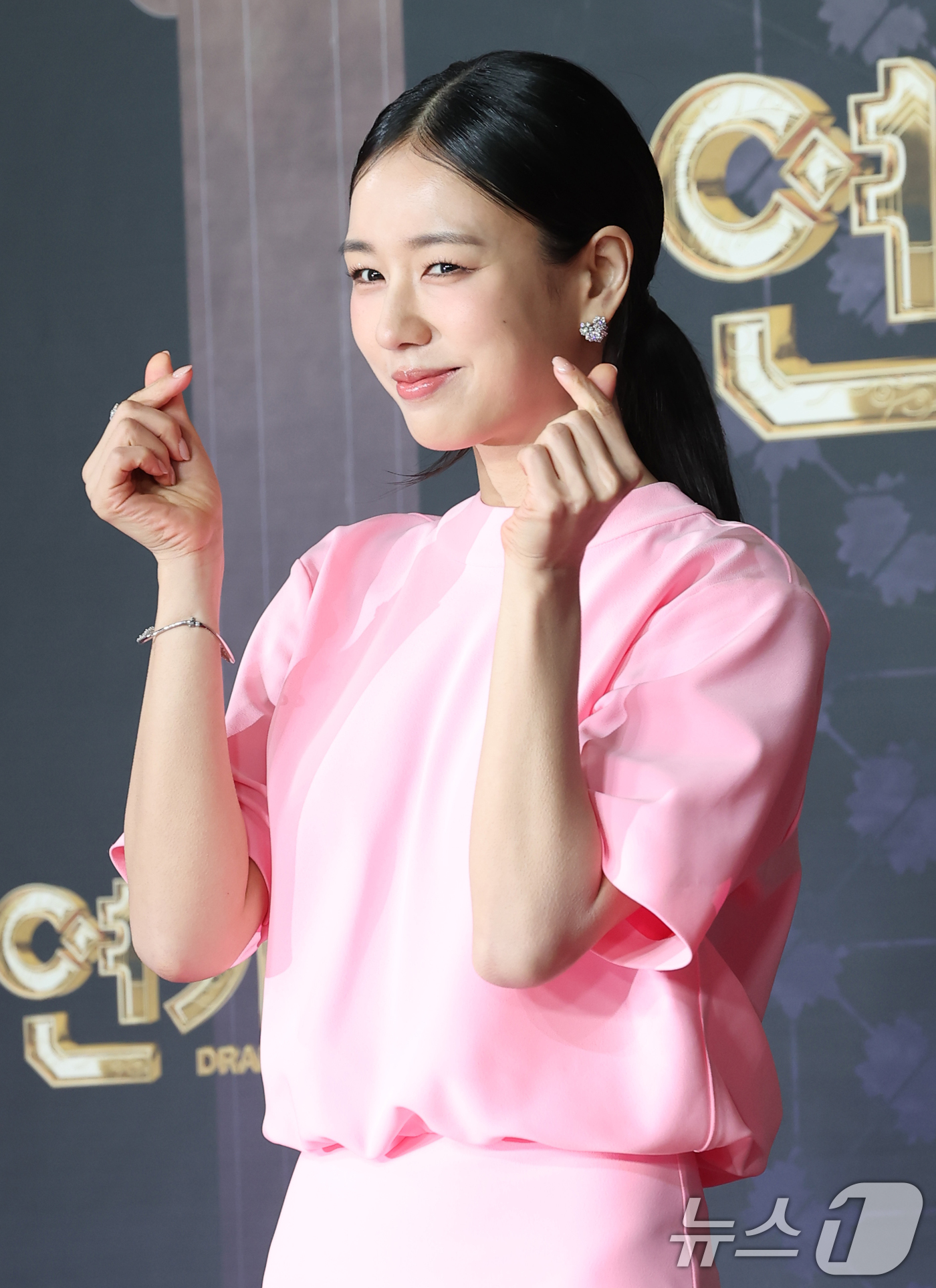 (서울=뉴스1) 권현진 기자 = 배우 안은진이 31일 서울 마포구 SBS프리즘타워에서 열린 ‘2025 SBS 연기대상’ 레드카펫 행사에 참석해 포즈를 취하고 있다. 2025.12. …