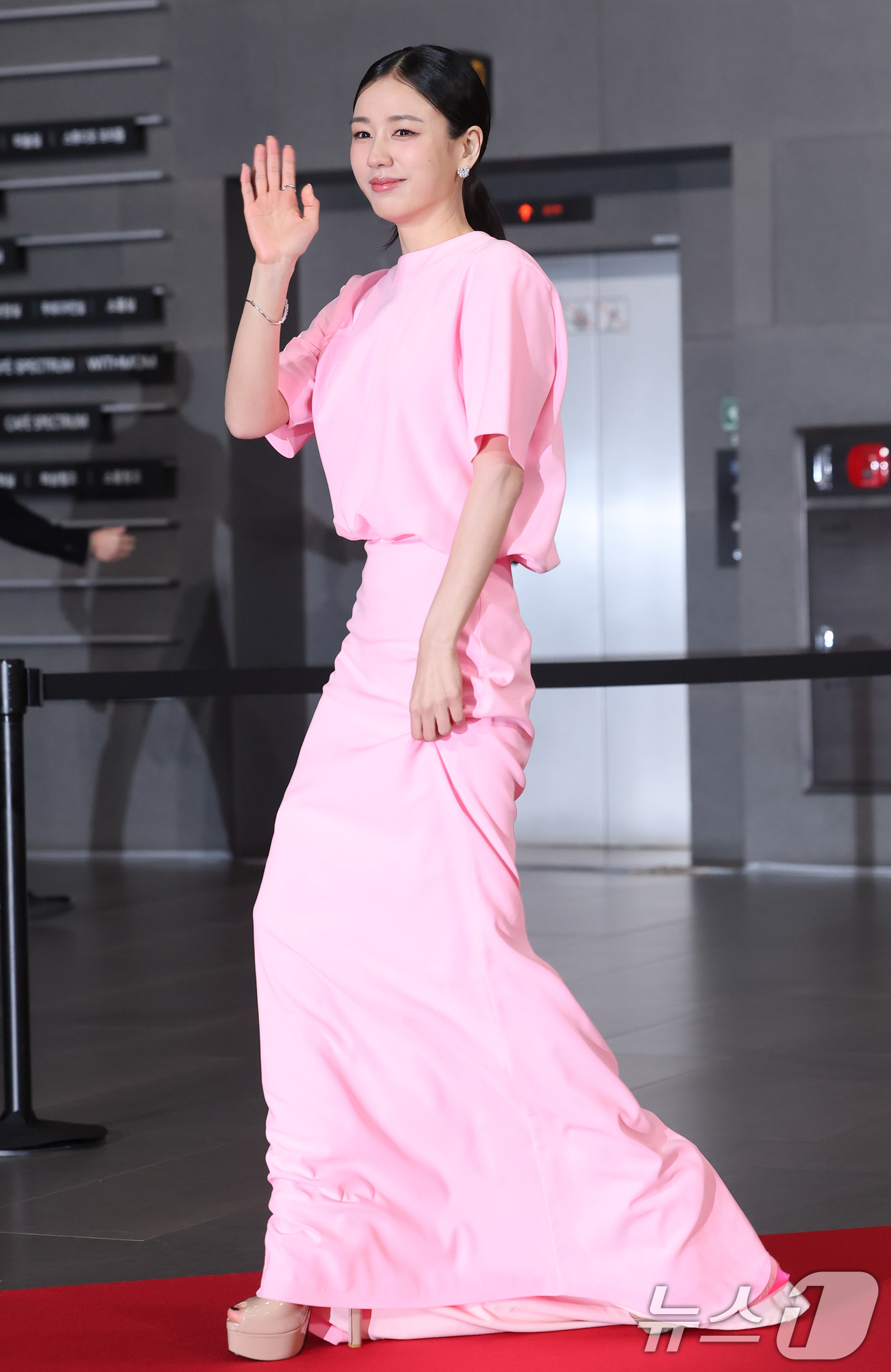 (서울=뉴스1) 권현진 기자 = 배우 안은진이 31일 서울 마포구 SBS프리즘타워에서 열린 ‘2025 SBS 연기대상’ 레드카펫 행사에 참석하고 있다. 2025.12.31/뉴스1