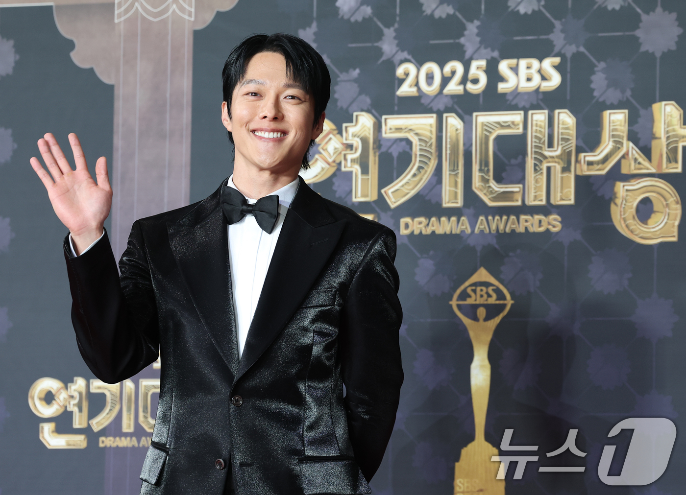 (서울=뉴스1) 권현진 기자 = 배우 장기용이 31일 서울 마포구 SBS프리즘타워에서 열린 ‘2025 SBS 연기대상’ 레드카펫 행사에 참석해 포즈를 취하고 있다. 2025.12. …