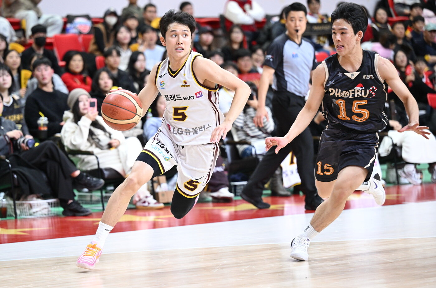 본문 이미지 - 프로농구 LG 양준석(왼쪽)이 31일 현대모비스와 경기에서 드리블하고 있다.(KBL 제공)