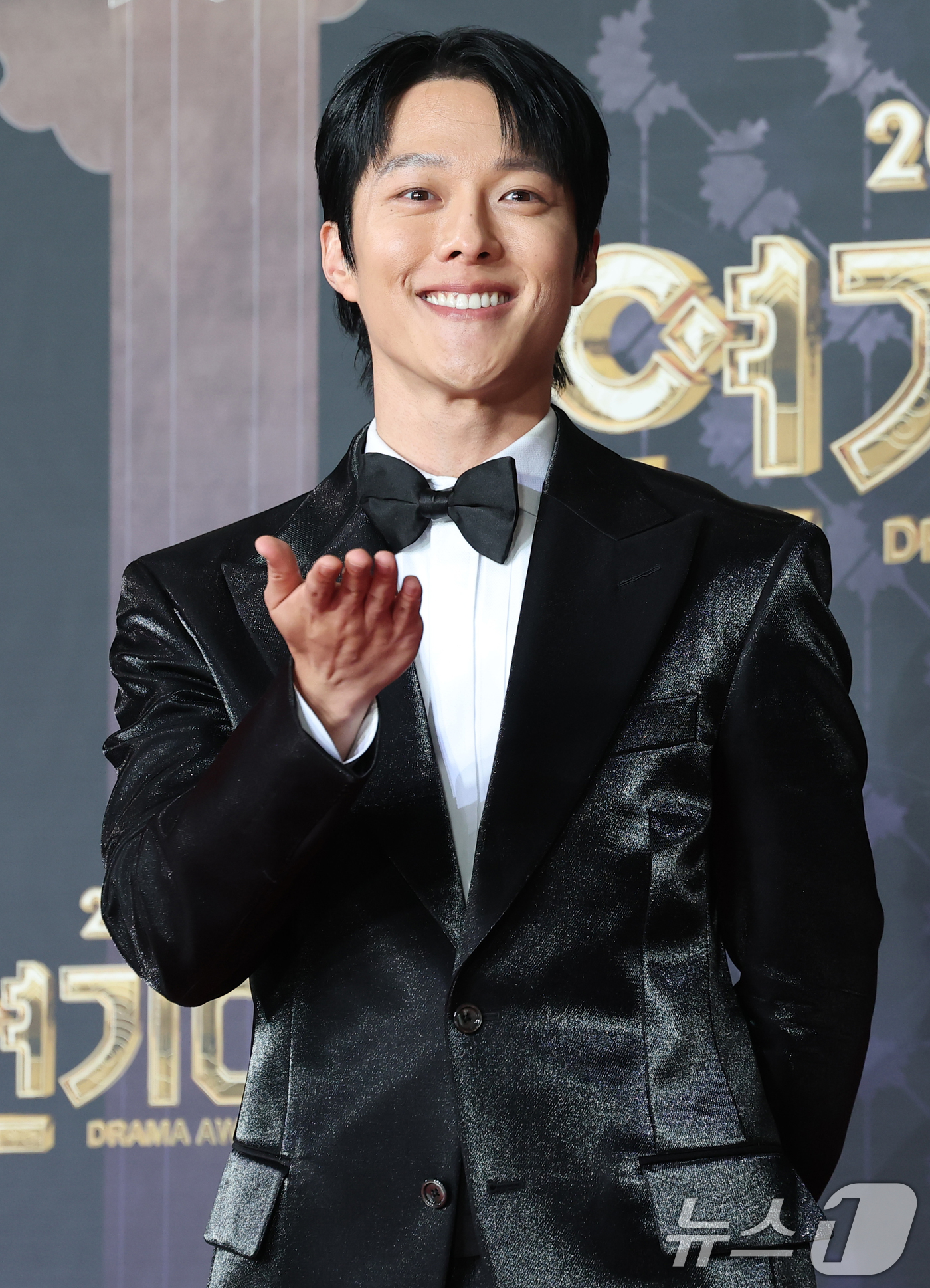 (서울=뉴스1) 권현진 기자 = 배우 장기용이 31일 서울 마포구 SBS프리즘타워에서 열린 ‘2025 SBS 연기대상’ 레드카펫 행사에 참석해 포즈를 취하고 있다. 2025.12. …