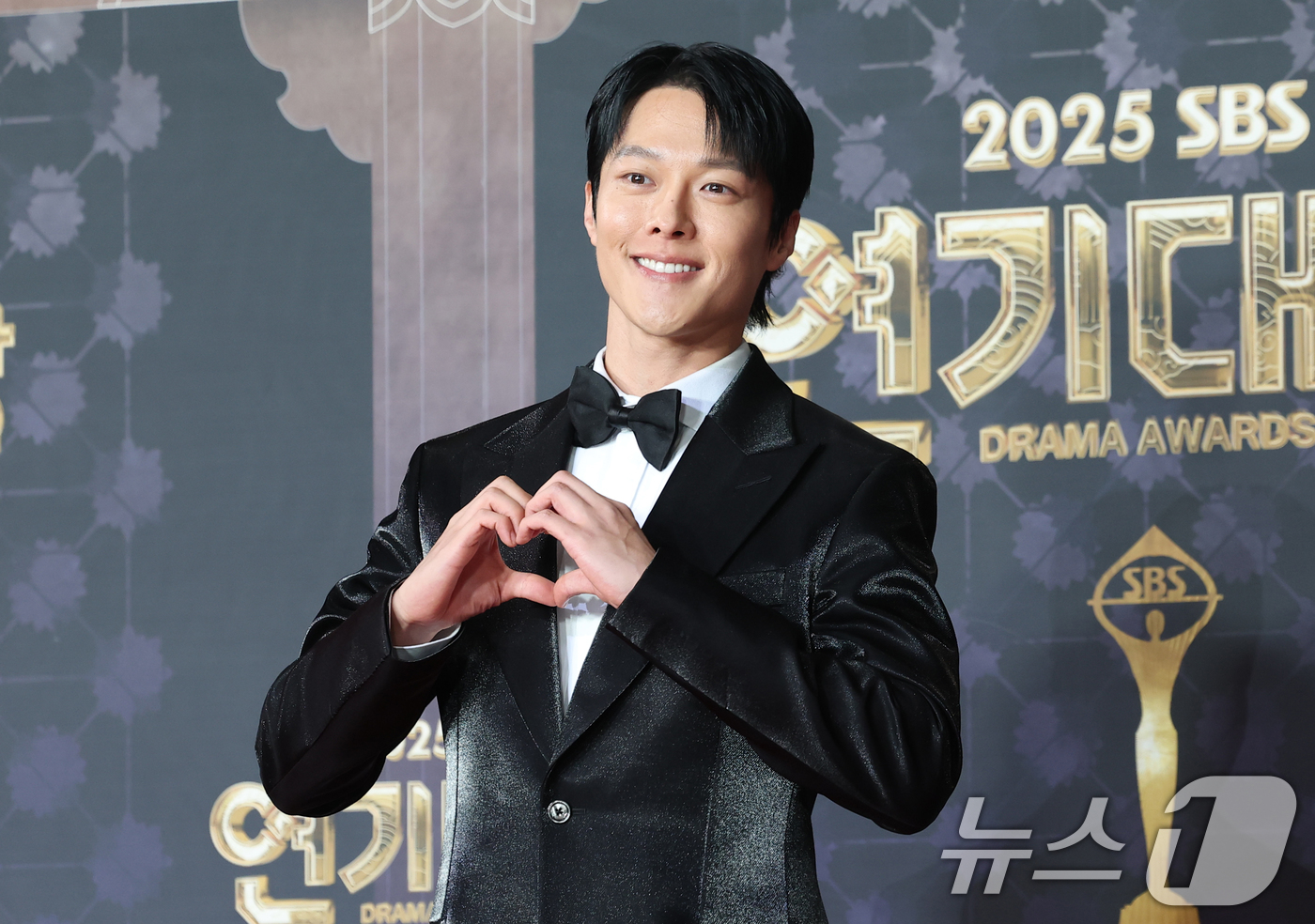 (서울=뉴스1) 권현진 기자 = 배우 장기용이 31일 서울 마포구 SBS프리즘타워에서 열린 ‘2025 SBS 연기대상’ 레드카펫 행사에 참석해 포즈를 취하고 있다. 2025.12. …