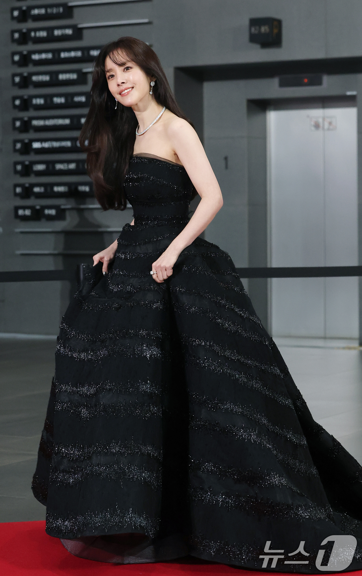 (서울=뉴스1) 권현진 기자 = 배우 한지민이 31일 서울 마포구 SBS프리즘타워에서 열린 ‘2025 SBS 연기대상’ 레드카펫 행사에 참석하고 있다. 2025.12.31/뉴스1