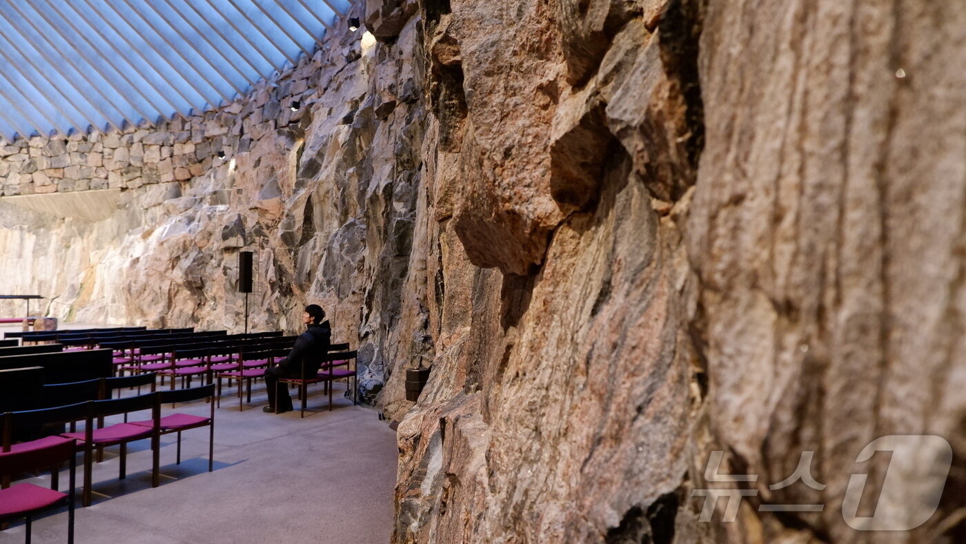 본문 이미지 - 암석을 만져볼 수도 있다. ⓒ News1 윤슬빈 관광전문기자
