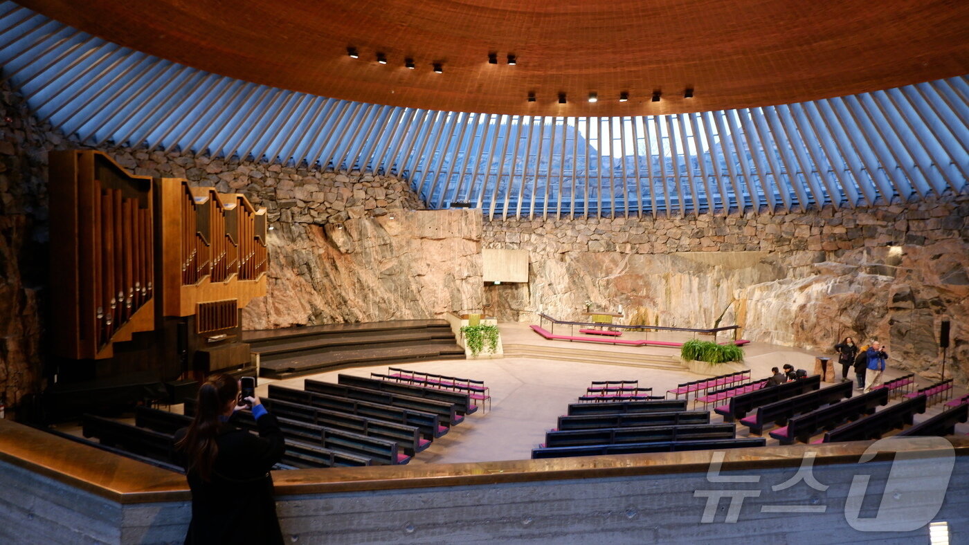 본문 이미지 - 자연 암반을 그대로 파내 만든 세계 유일의 예배당 ⓒ News1 윤슬빈 관광전문기자