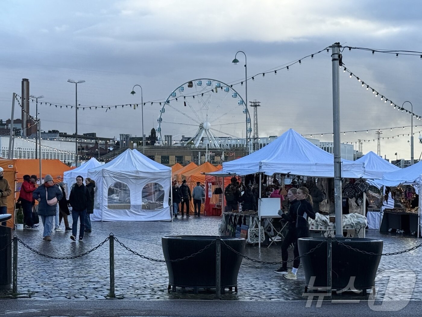 본문 이미지 - 헬싱키의 상징적인 시장 카우파토리(Kauppatori·마켓광장)ⓒ News1 윤슬빈 관광전문기자