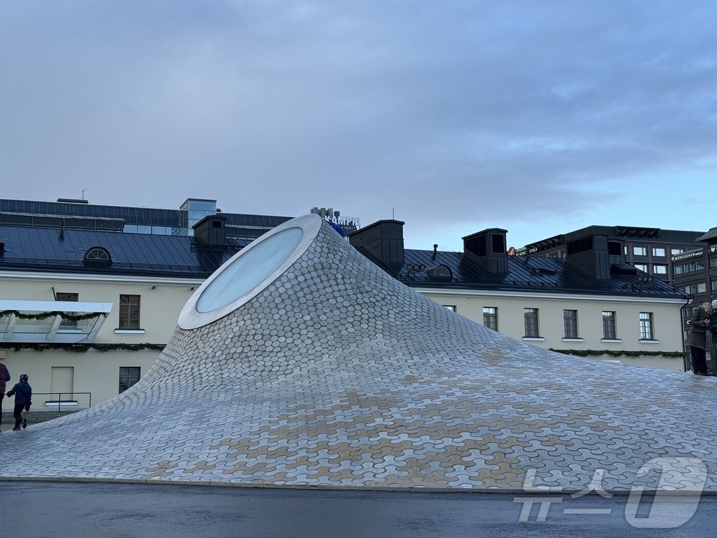 본문 이미지 - 지하 전시관 위로 공처럼 부풀어 오른 유리돔ⓒ News1 윤슬빈 관광전문기자