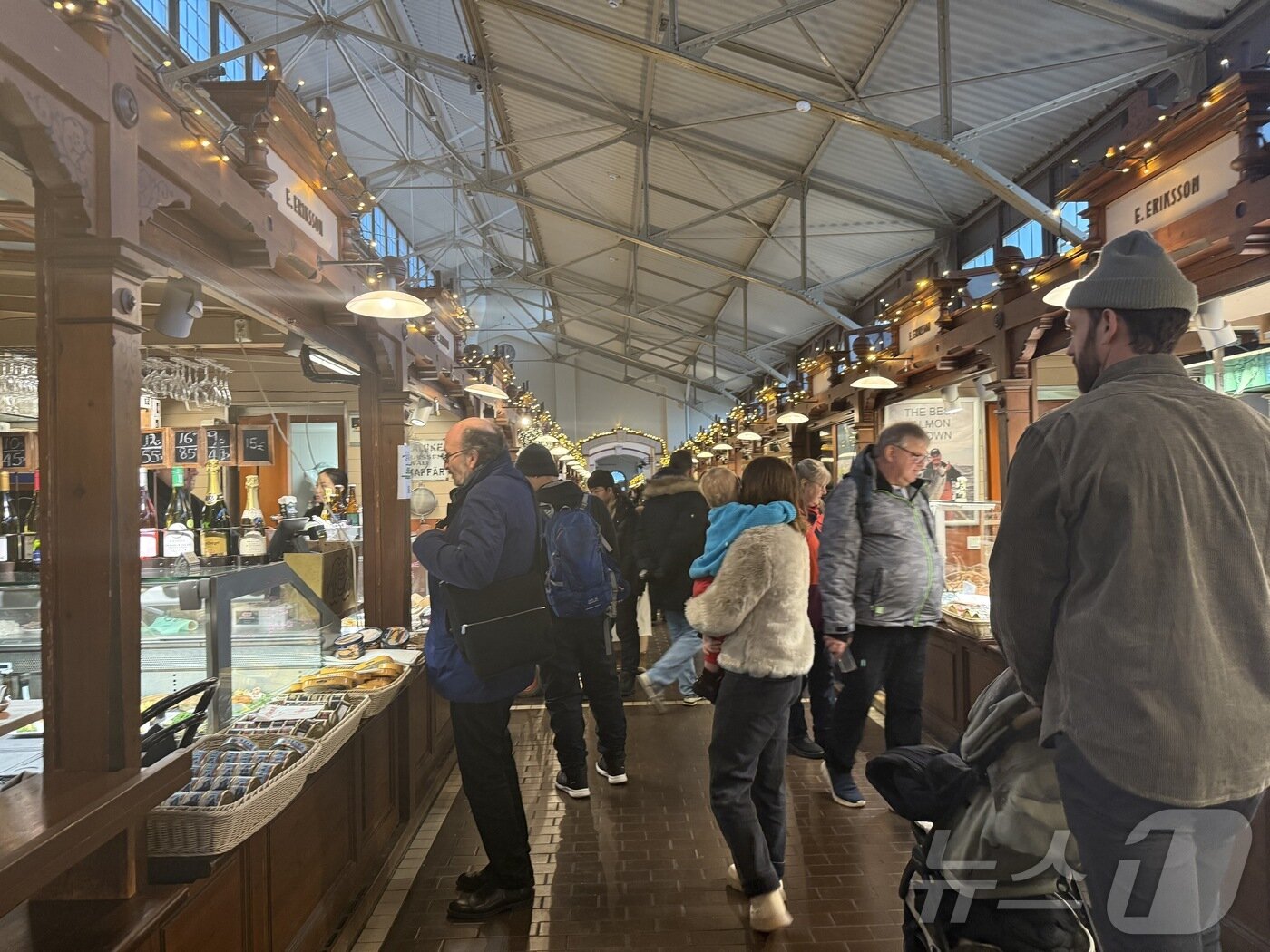 본문 이미지 - 헬싱키에서 가장 오래된 실내 시장인 올드 마켓 홀(Vanha kauppahalli)ⓒ News1 윤슬빈 관광전문기자