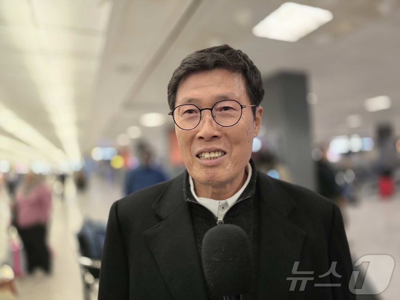 (워싱턴=뉴스1) 류정민 특파원 = 차범근 전 국가대표팀 감독이 3일(현지시간) 미국 워싱턴DC 인근 덜레스 국제공항을 통해 입국하고 있다.차 전 감독은 "저뿐만 아니라 우리 축구 …