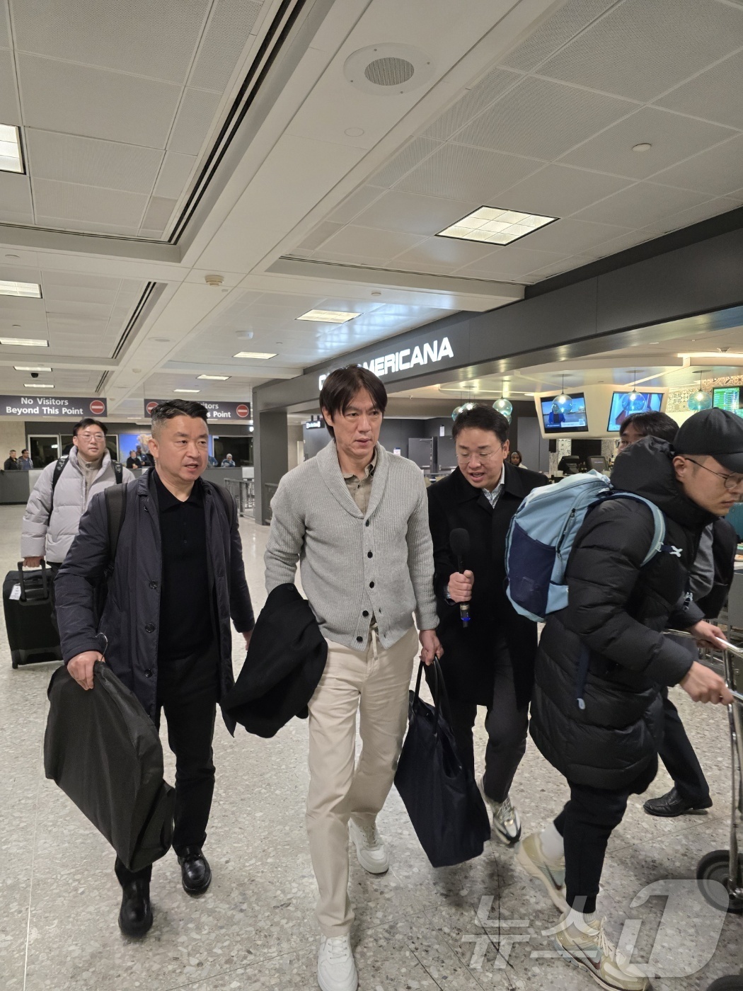 (워싱턴=뉴스1) 류정민 특파원 = 홍명보 축국 국가대표팀 감독이 3일(현지시간) 미국 워싱턴DC 인근 덜레스 국제공항을 통해 입국하고 있다.홍 감독은 "월드컵에 진출할 수 있는 …