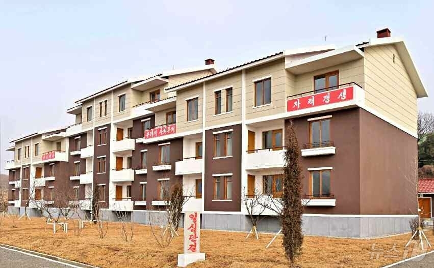 (평양 노동신문=뉴스1) = 북한 노동당 기관지 노동신문은 4일 "평성시 청옥농장, 자산농장과 대관군 평문농장, 대안농장에서 살림집 입사모임이 진행되였다"고 보도했다. [국내에서만 …