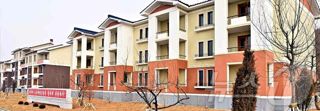 (평양 노동신문=뉴스1) = 북한 노동당 기관지 노동신문은 4일 "평성시 청옥농장, 자산농장과 대관군 평문농장, 대안농장에서 살림집 입사모임이 진행되였다"고 보도했다. [국내에서만 …