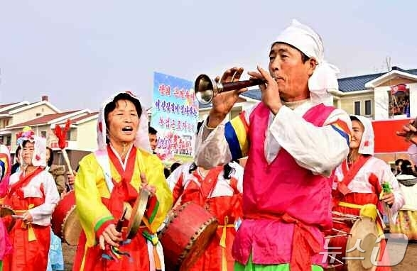 (평양 노동신문=뉴스1) = 북한 노동당 기관지 노동신문은 4일 "평성시 청옥농장, 자산농장과 대관군 평문농장, 대안농장에서 살림집 입사모임이 진행되였다"고 보도했다. [국내에서만 …