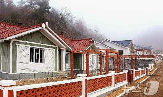 (평양 노동신문=뉴스1) = 북한 노동당 기관지 노동신문은 4일 "평성시 청옥농장, 자산농장과 대관군 평문농장, 대안농장에서 살림집 입사모임이 진행되였다"고 보도했다. [국내에서만 …