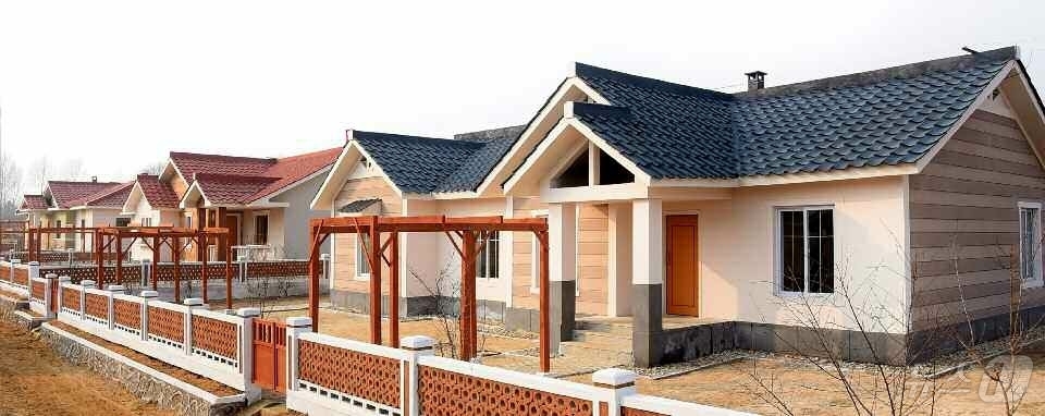 (평양 노동신문=뉴스1) = 북한 노동당 기관지 노동신문은 4일 "평성시 청옥농장, 자산농장과 대관군 평문농장, 대안농장에서 살림집 입사모임이 진행되였다"고 보도했다. [국내에서만 …