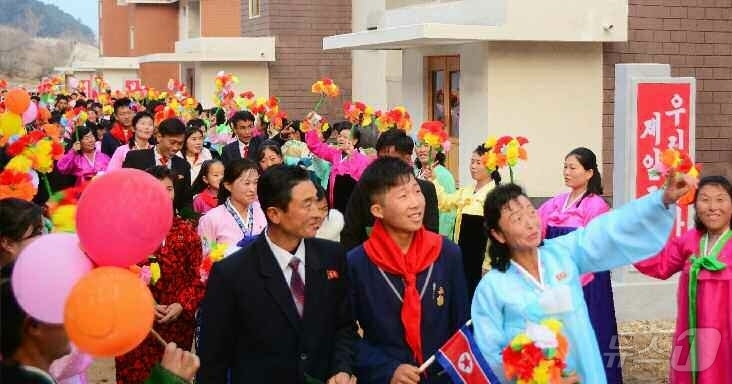 (평양 노동신문=뉴스1) = 북한 노동당 기관지 노동신문은 4일 "평성시 청옥농장, 자산농장과 대관군 평문농장, 대안농장에서 살림집 입사모임이 진행되였다"고 보도했다. [국내에서만 …