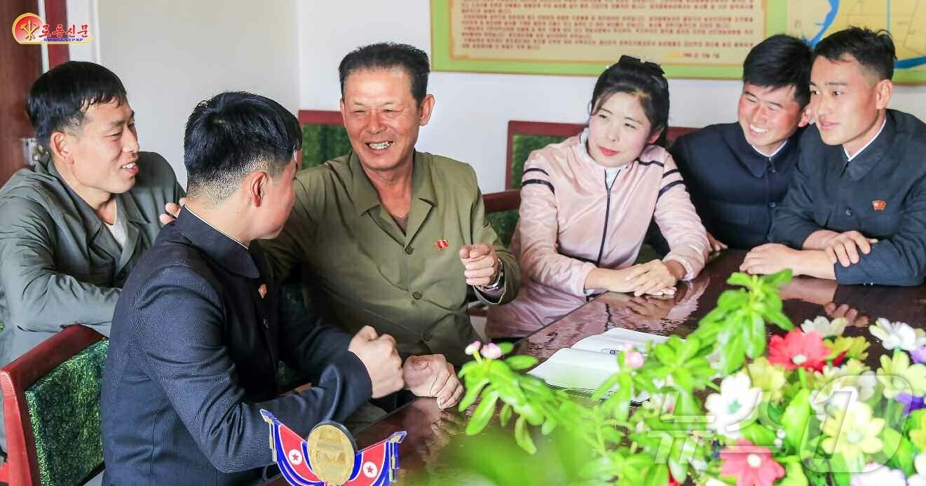 (평양 노동신문=뉴스1) = 북한 노동당 기관지 노동신문은 4일 "청년들과의 사업에 힘을 넣고 있다"며 평양시농촌경리위원회 금대농장 초급당일꾼을 조명했다. [국내에서만 사용가능. …