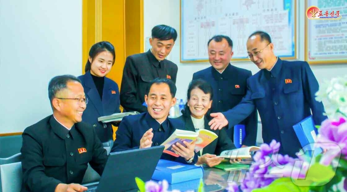 (평양 노동신문=뉴스1) = 북한 노동당 기관지 노동신문은 4일 교사였던 리광혁 동무(앞줄 왼쪽에서 두번째)가 뜻밖의 병으로 침상에 누웠다가 다시 교육사업에 복귀하게 된 일화를 전 …