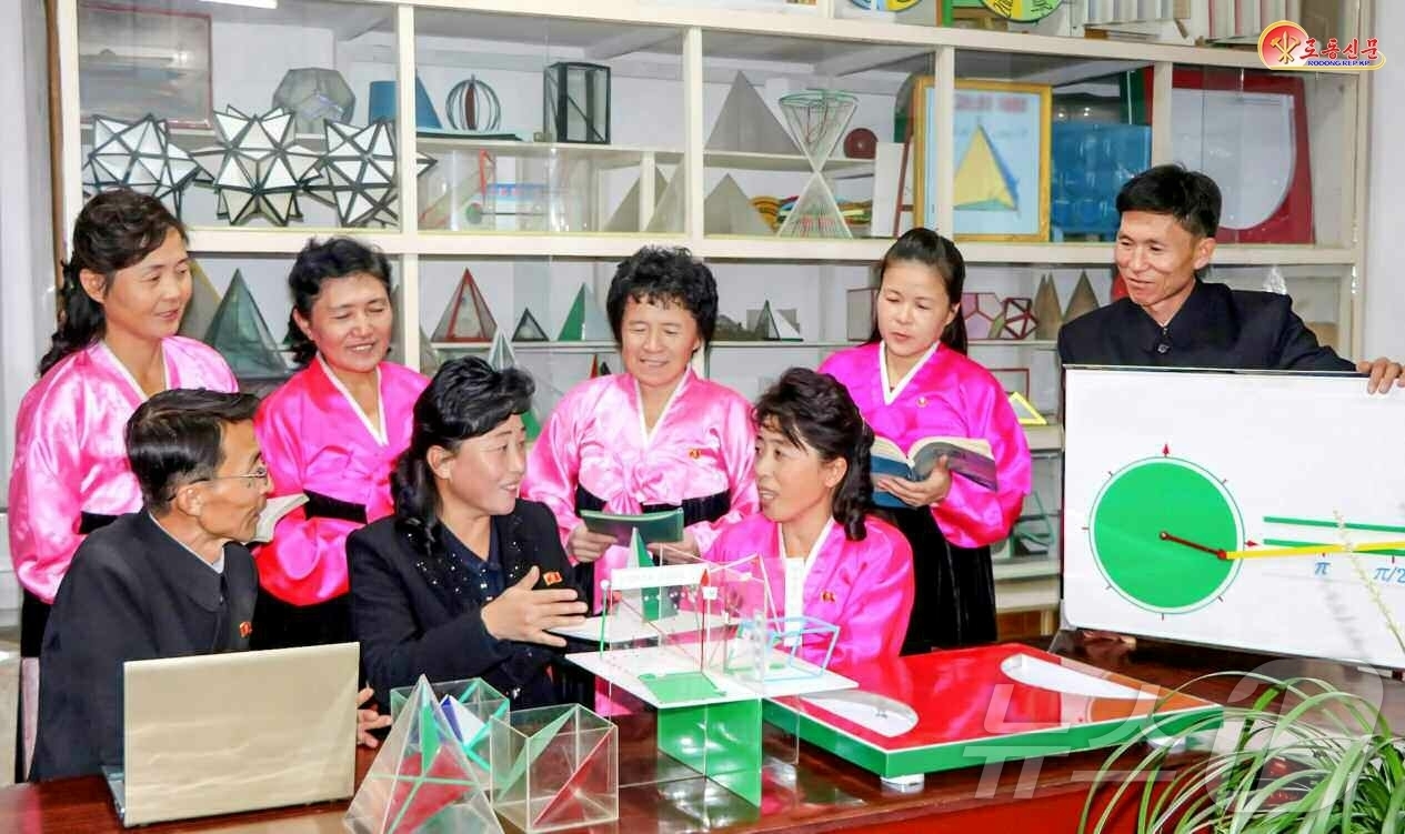 (평양 노동신문=뉴스1) = 북한 노동당 기관지 노동신문은 4일 "교육의 질을 높이기 위한 토론을 심화시키고 있다"며 구성 제1중학교를 조명했다. [국내에서만 사용가능. 재배포 금 …