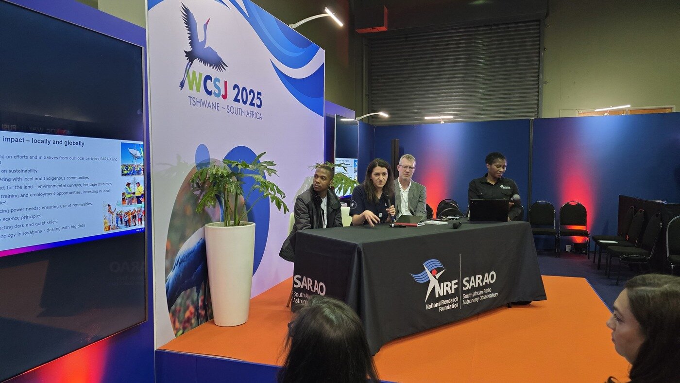 본문 이미지 - 2일&#40;현지시각&#41; 남아공 프리토리아 CSIR서 열린 &#39;제13회 세계과학기자대회&#39;에서 위트워터스랜드 대학 및 남아공 전파천문대 연구진이 미어캣을 통해 70억 광년 떨어진 은하단의 전파 빛을 발견한 연구 성과를 브리핑하고 있다./한국과학기자협회 공동취재단