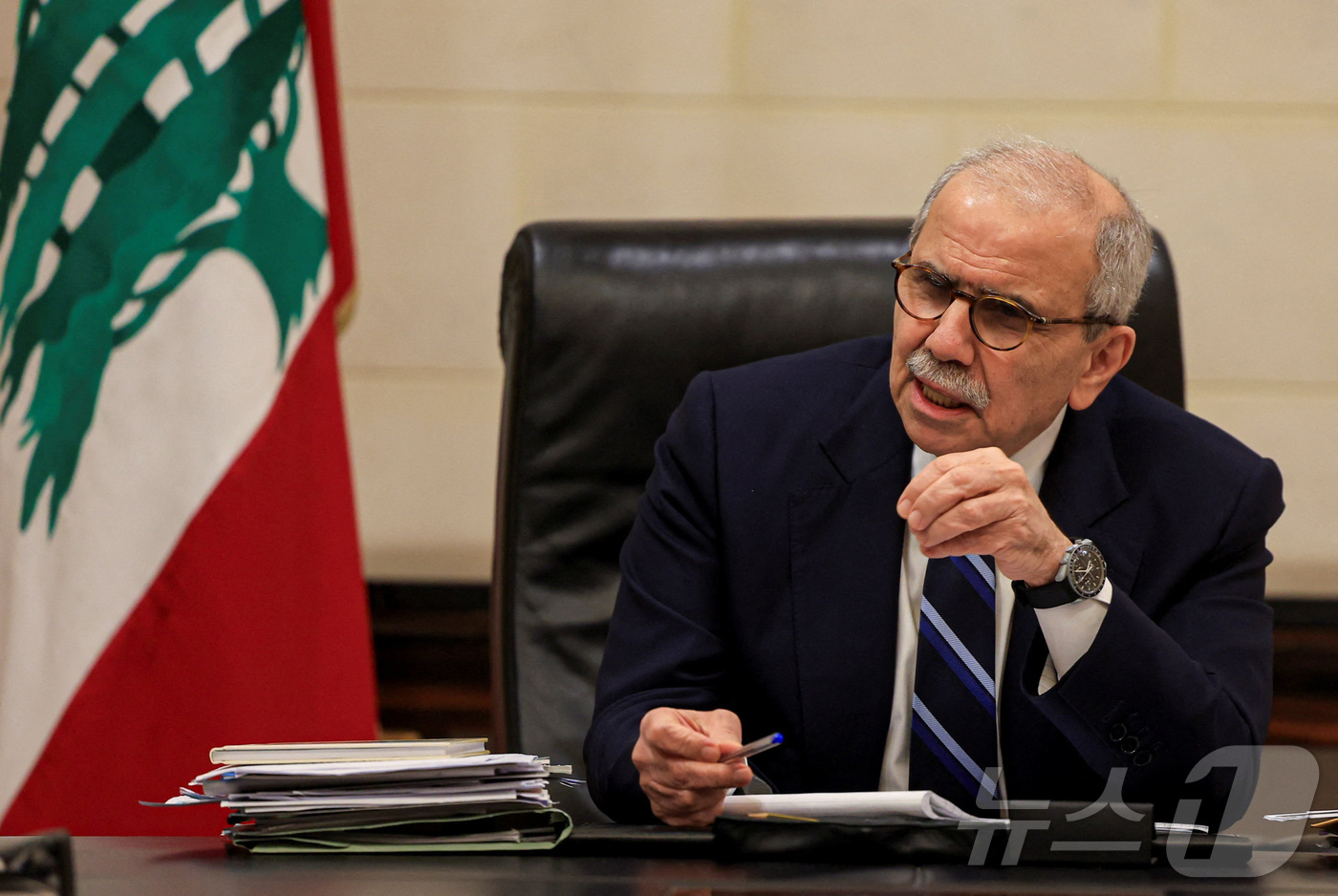 (베이루트 로이터=뉴스1) 김지완 기자 = 3일(현지시간) 나와프 살람 레바논 총리가 수도 베이루트 정부청사에서 기자들과 대화하고 있다. 2025.12.03ⓒ 로이터=뉴스1