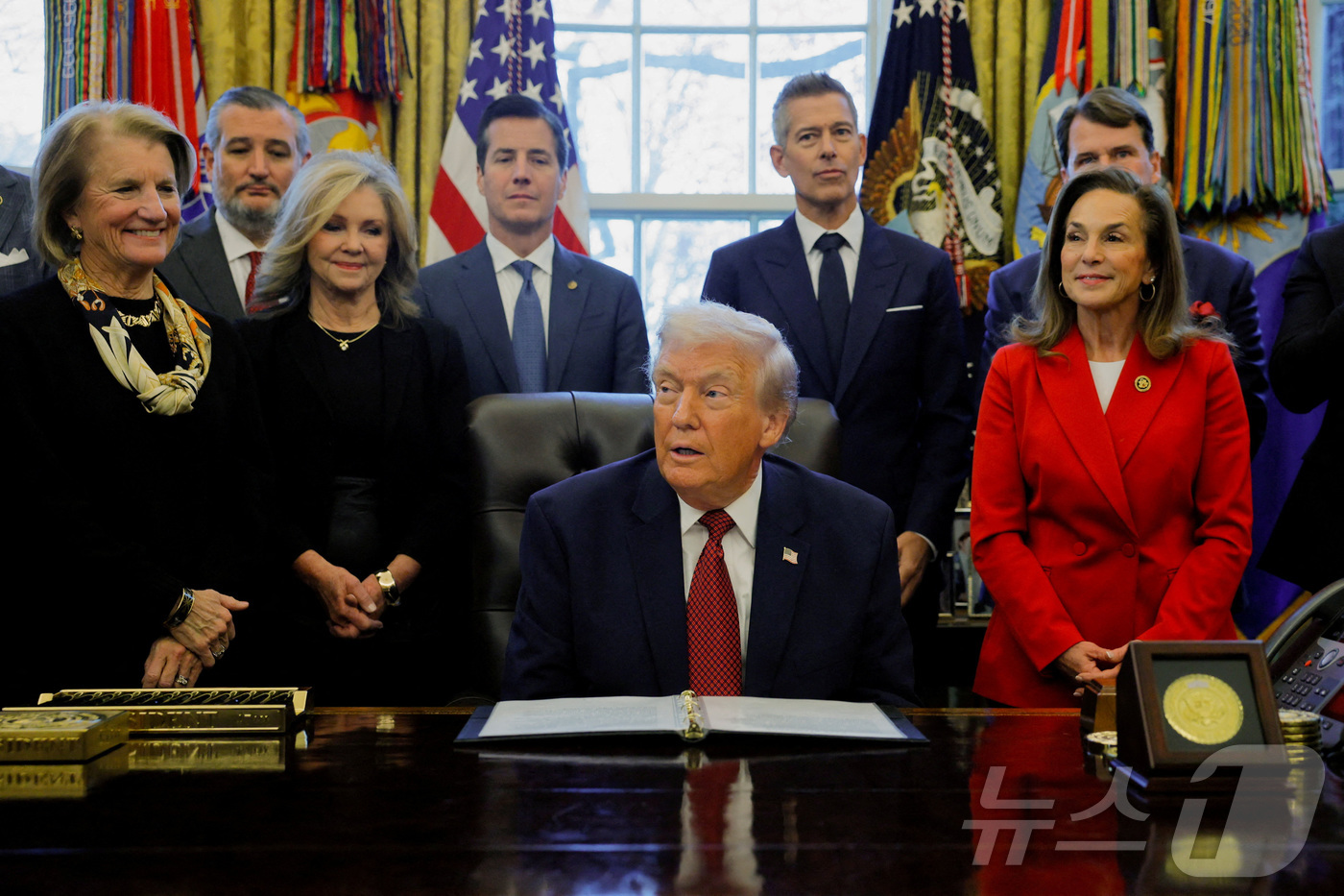 (워싱턴 로이터=뉴스1) 강민경 기자 = 도널드 트럼프 미국 대통령이 3일(현지시간) 백악관 집무실에 자동차 업계 관계자들을 불러 모아 자동차 연비 규제 완화를 발표하고 있다. 2 …