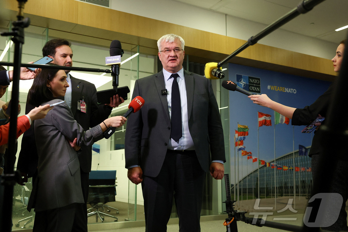 (브뤼셀 로이터=뉴스1) 양은하 기자 = 3일(현지시간) 벨기에 브뤼셀 북대서양조약기구(NATO·나토) 본부에서 열린 '나토-우크라이나 이사회' 업무 오찬에 참석한 안드리 시비하 …