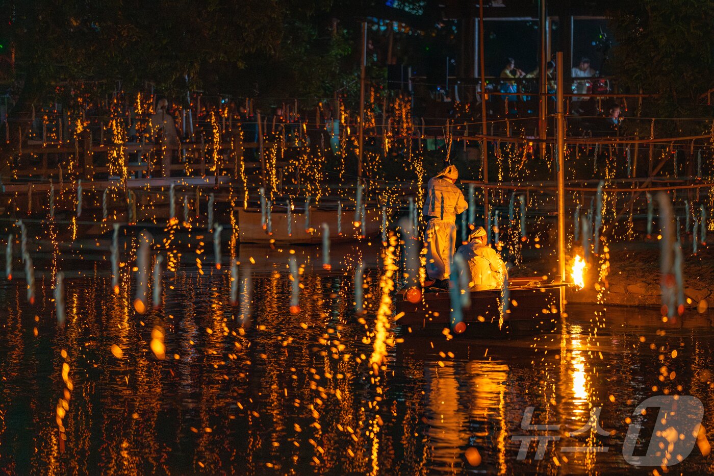 본문 이미지 - 함안 무진정 낙화놀이를 포착한 &#39;낙화놀이의 정수&#39;&#40;한국관광공사 제공&#41; 